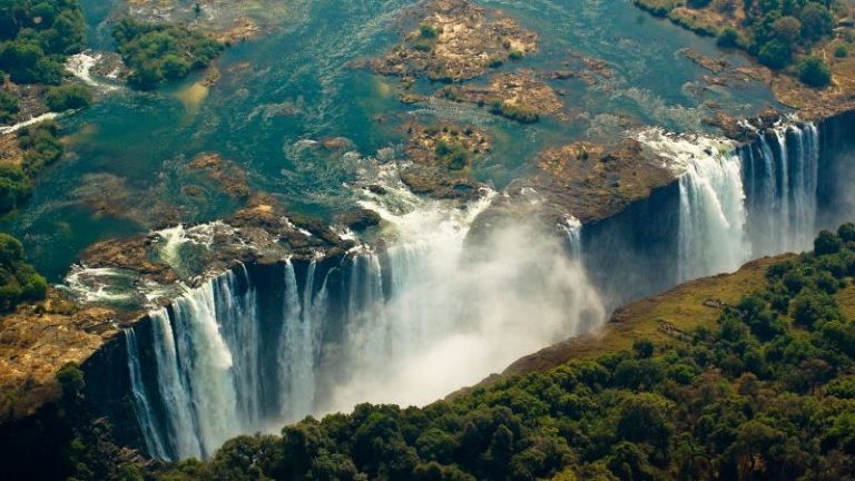 Kegiatan Menarik Saat Mengunjungi Air Terjun Victoria (Zambia) yang Megah