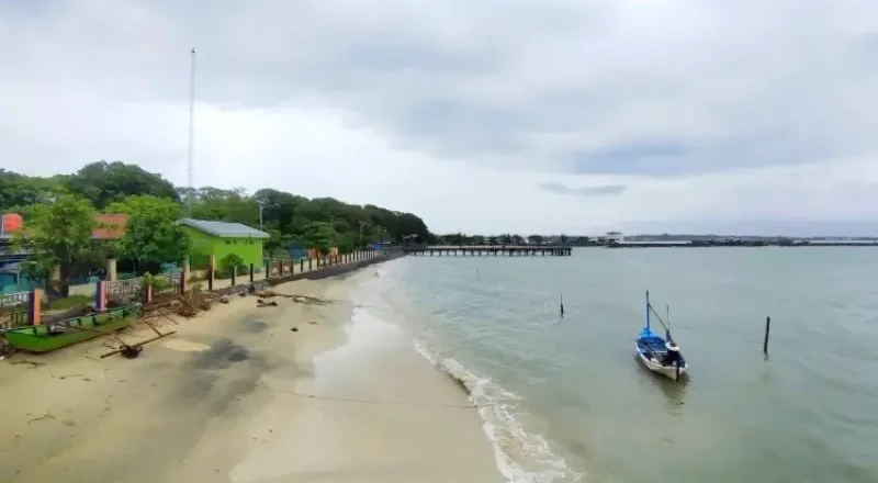 Pantai Kartini Jepara: Wisata Pantai yang Menggabungkan Alam, Sejarah, dan Rekreasi