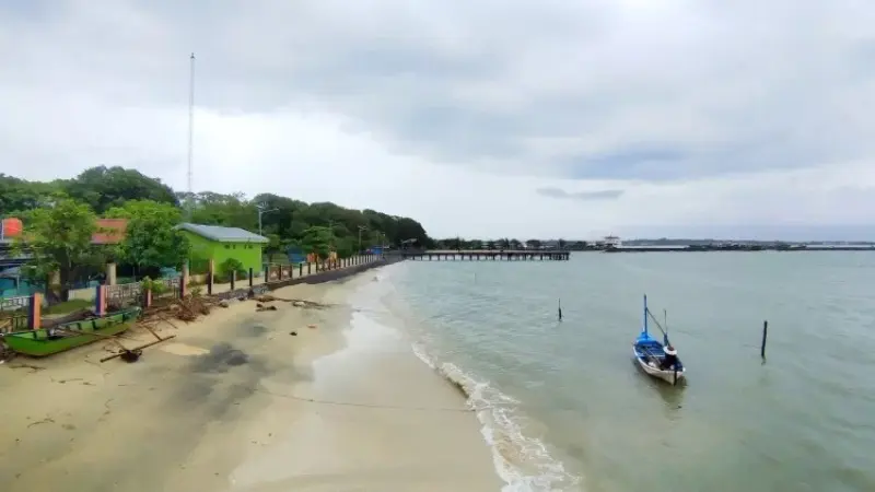 Pantai Kartini Jepara: Wisata Pantai yang Menggabungkan Alam, Sejarah, dan Rekreasi
