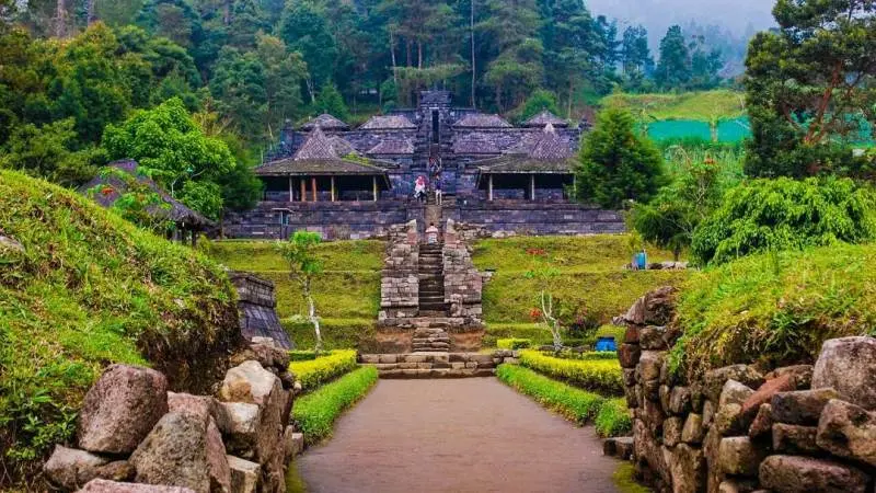 Pesona Candi Cetho: Destinasi Wisata Religius yang Memikat di Karanganyar