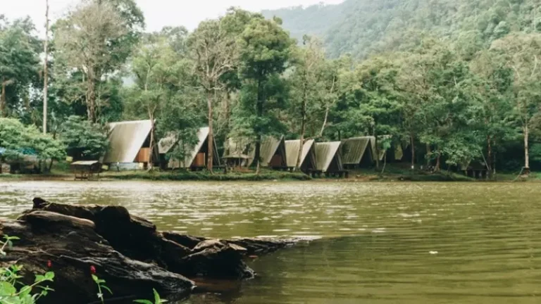 Telaga Warna Puncak Bogor, Menyaksikan Danau Indah dari Ketinggian