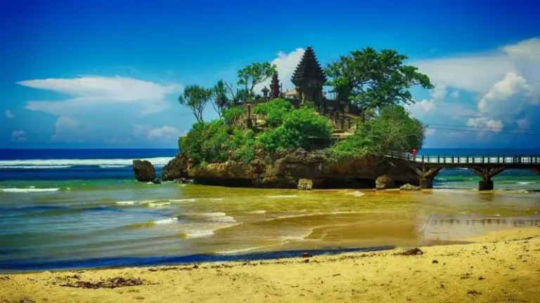 Pantai Balekambang, Pesona Pantai Dengan Keelokan Karang dan Pura