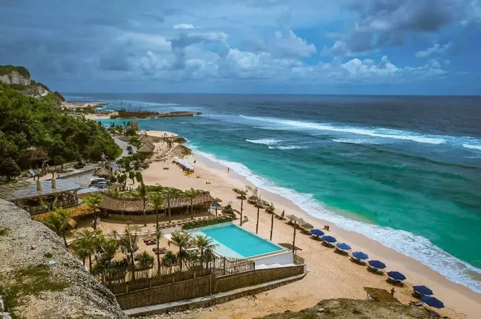 Pantai Melasti, Pantai yang Menawarkan Panorama Alam Menakjubkan di Bali